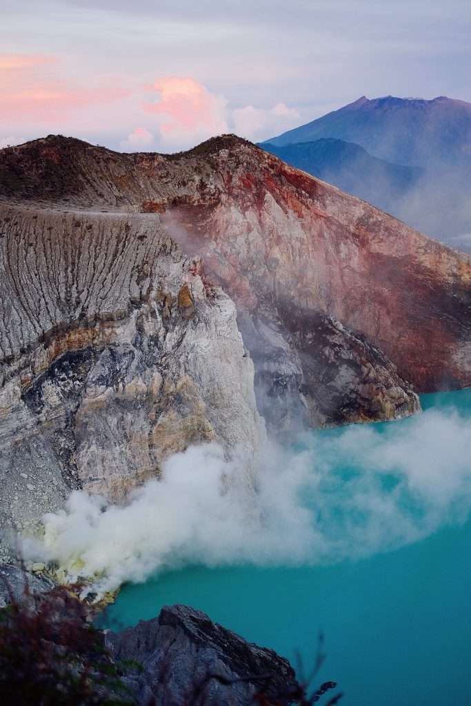 Trời bắt đầu sáng và tụi mình đã leo đến miệng hồ để ngắm nhìn - Núi lửa Kawah Ijen.