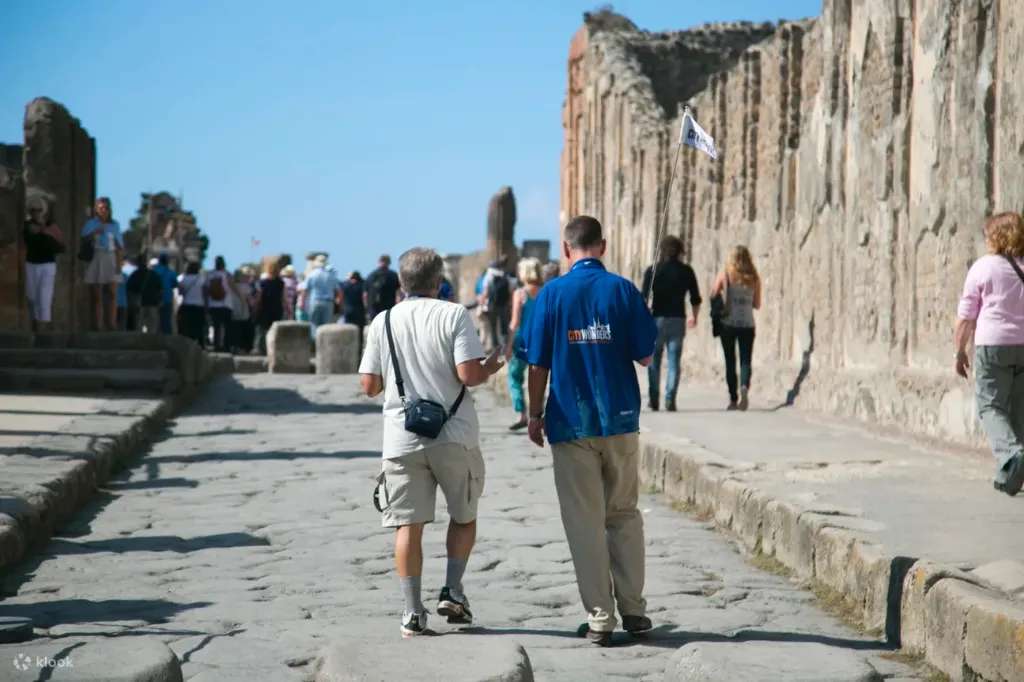 Nên du lịch khám phá núi lửa Vesuvius vào thời điểm nào?