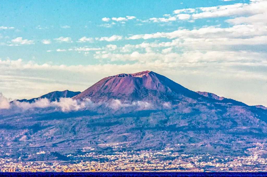 Du khách cần di chuyển đường bộ hơn 30 phút từ chân núi lên đỉnh Vesuvius