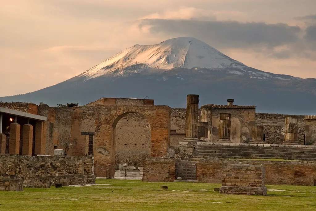 Núi lửa Vesuvius là một núi lửa tầng nằm ở vịnh Naples, Italy, cách Naples 9 kilômét (5,6 mi) về phía đông