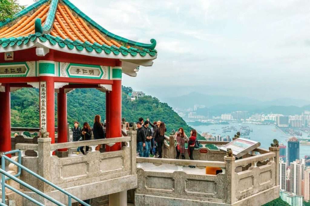 Đi dạo tại công viên Victoria Peak rất mát mẻ