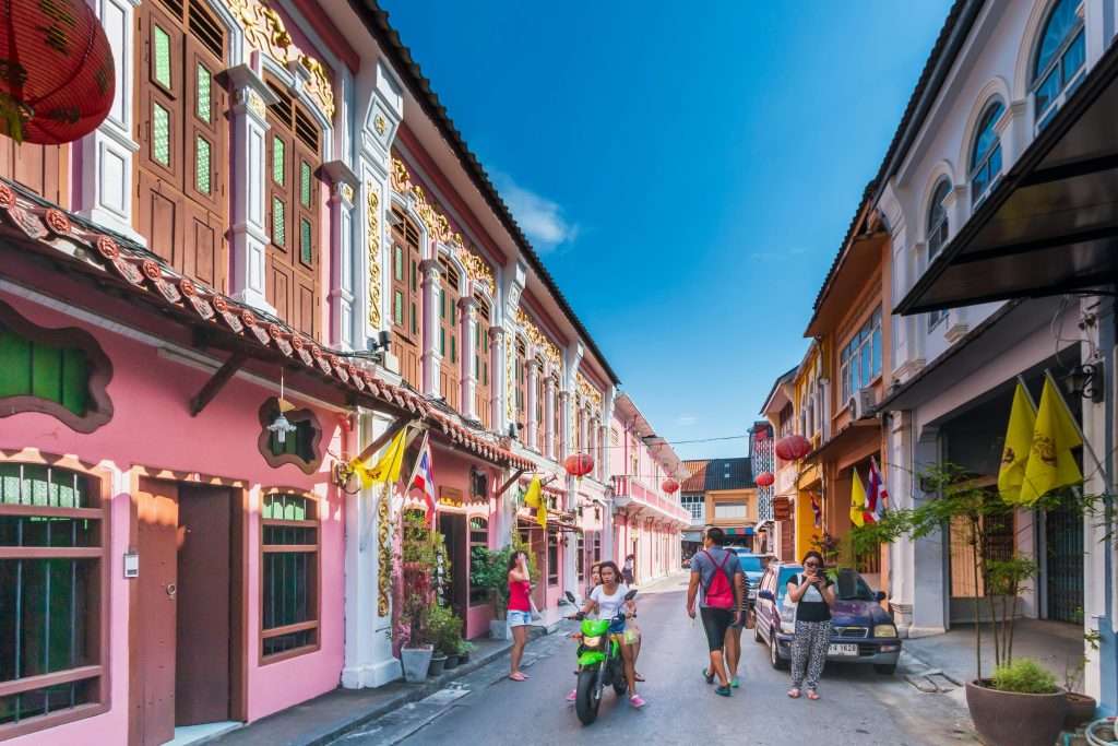 Phố cổ Phuket khá bé nhỏ nên bạn dễ dàng đi bộ tham thú mọi ngóc ngách của nó