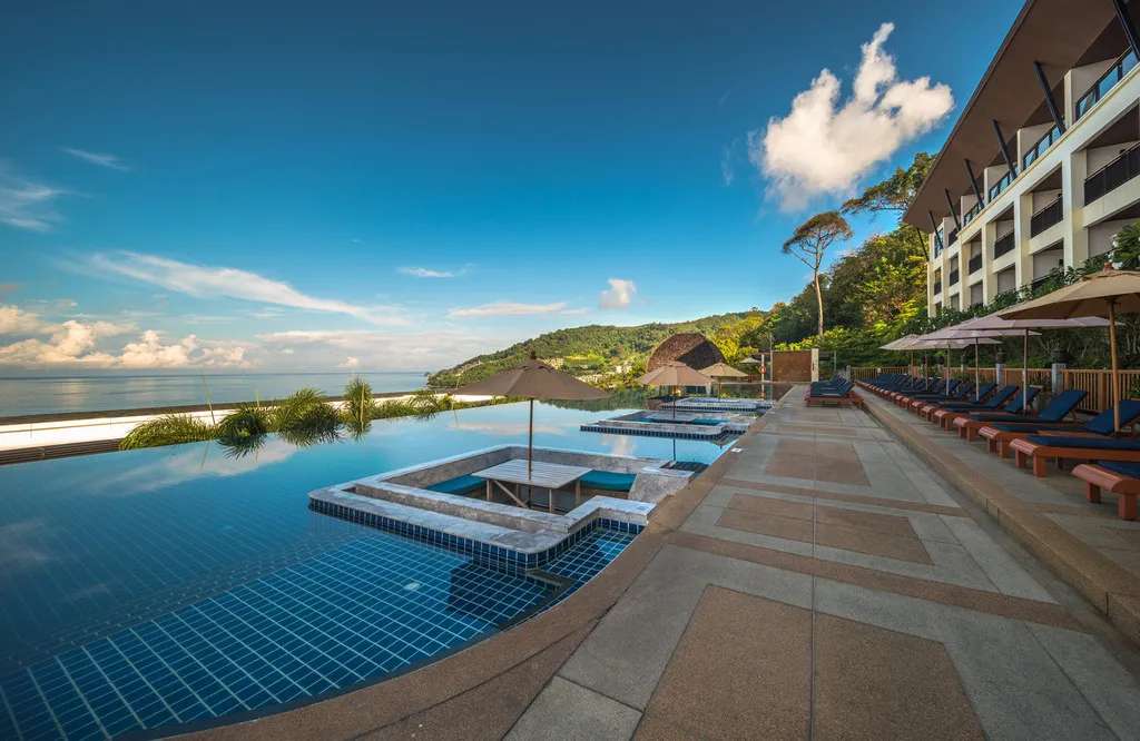 Andamantra Resort and Villa Phuket với hồ bơi rộng lớn