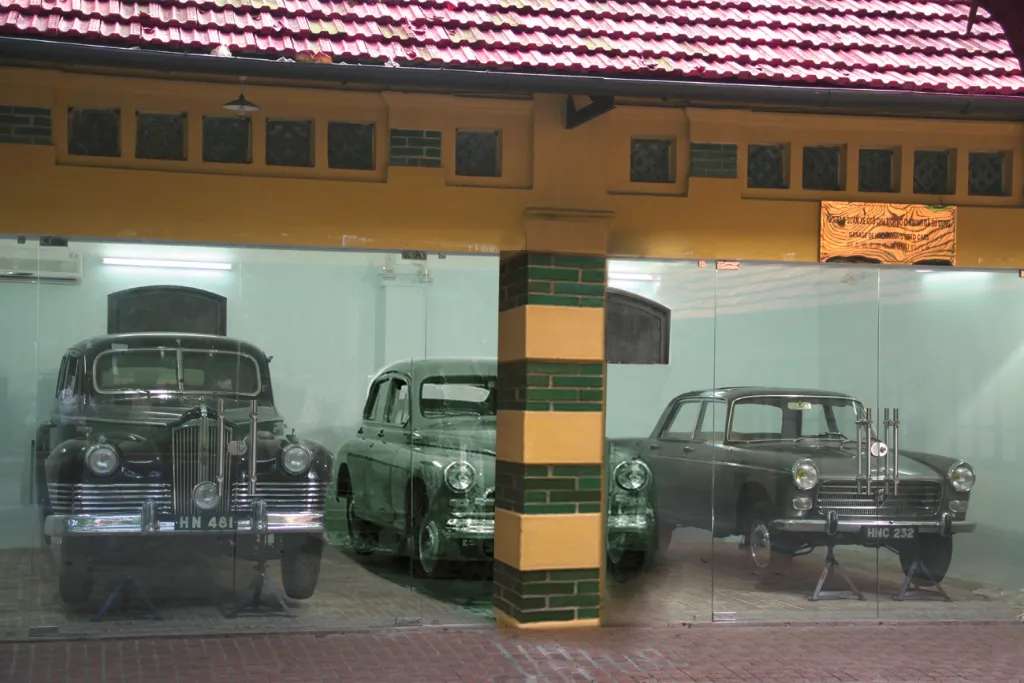 Nhà trưng bày xe ô tô trong Phủ Chủ Tịch 