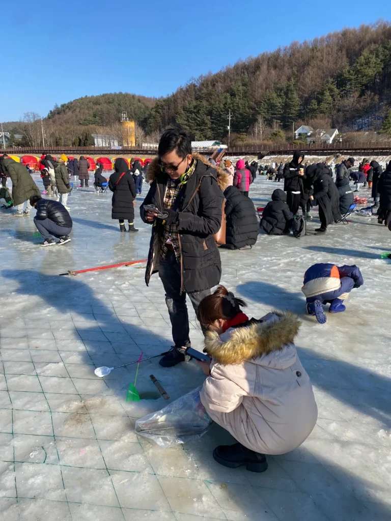 lễ hội câu cá hồi trên băng Hàn Quốc