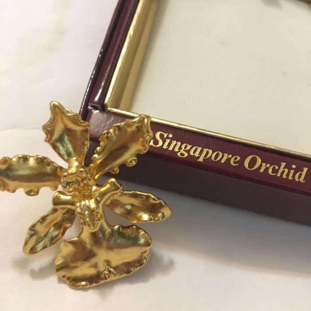đồ lưu niệm Singapore hoa lan mạ vàng