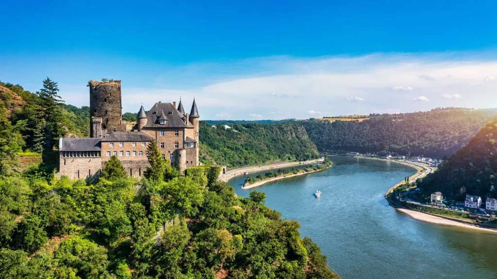 Lâu đài cổ ven sông Rhine
