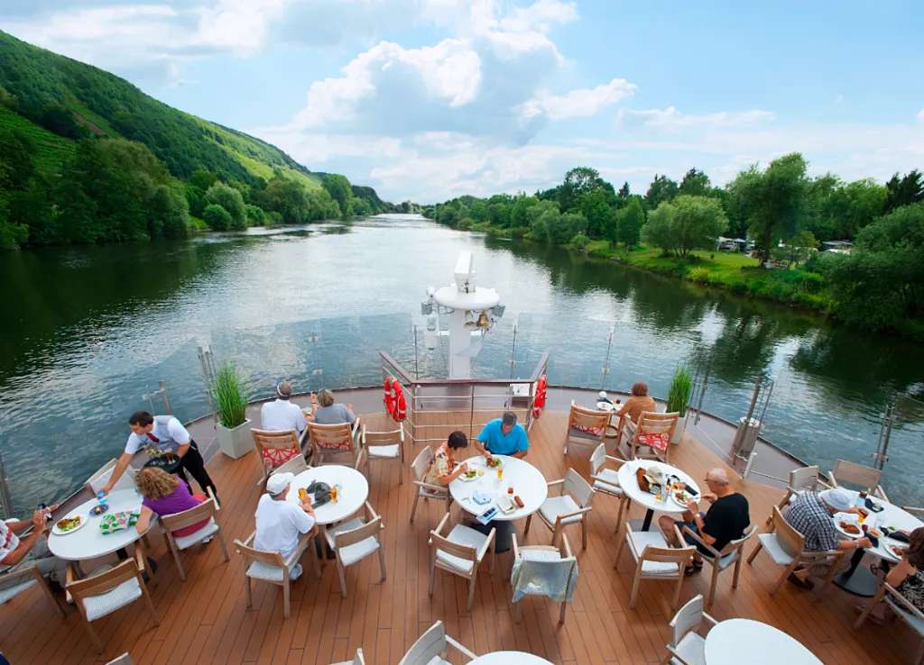 Trải nghiệm đi tham quan sông Rhine bằng du thuyền 