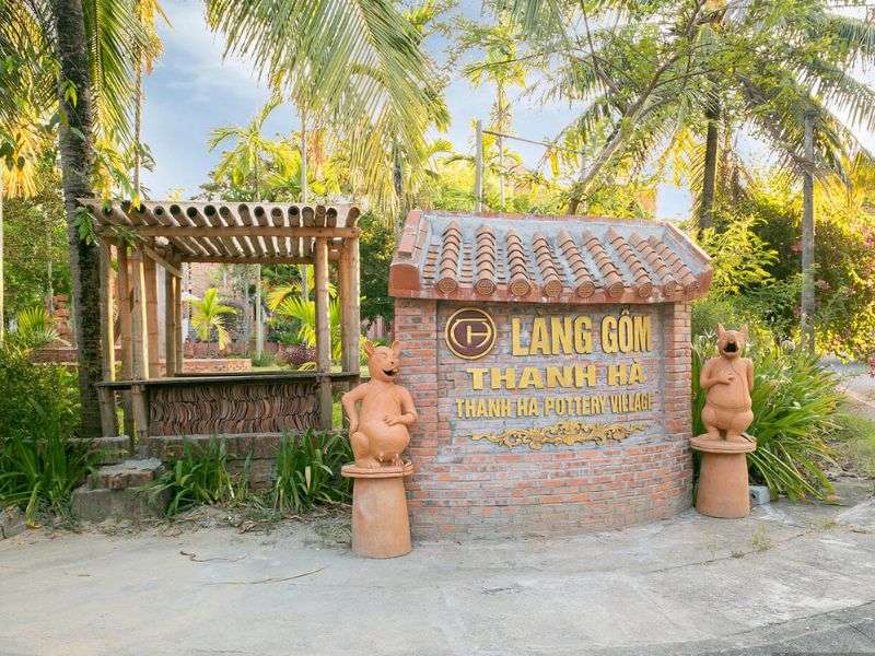 Lối vào làng gốm Thanh Hà