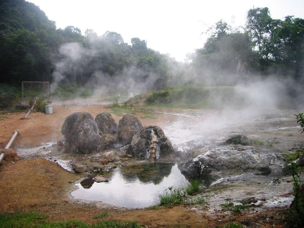 suối nước nóng Quảng Bình