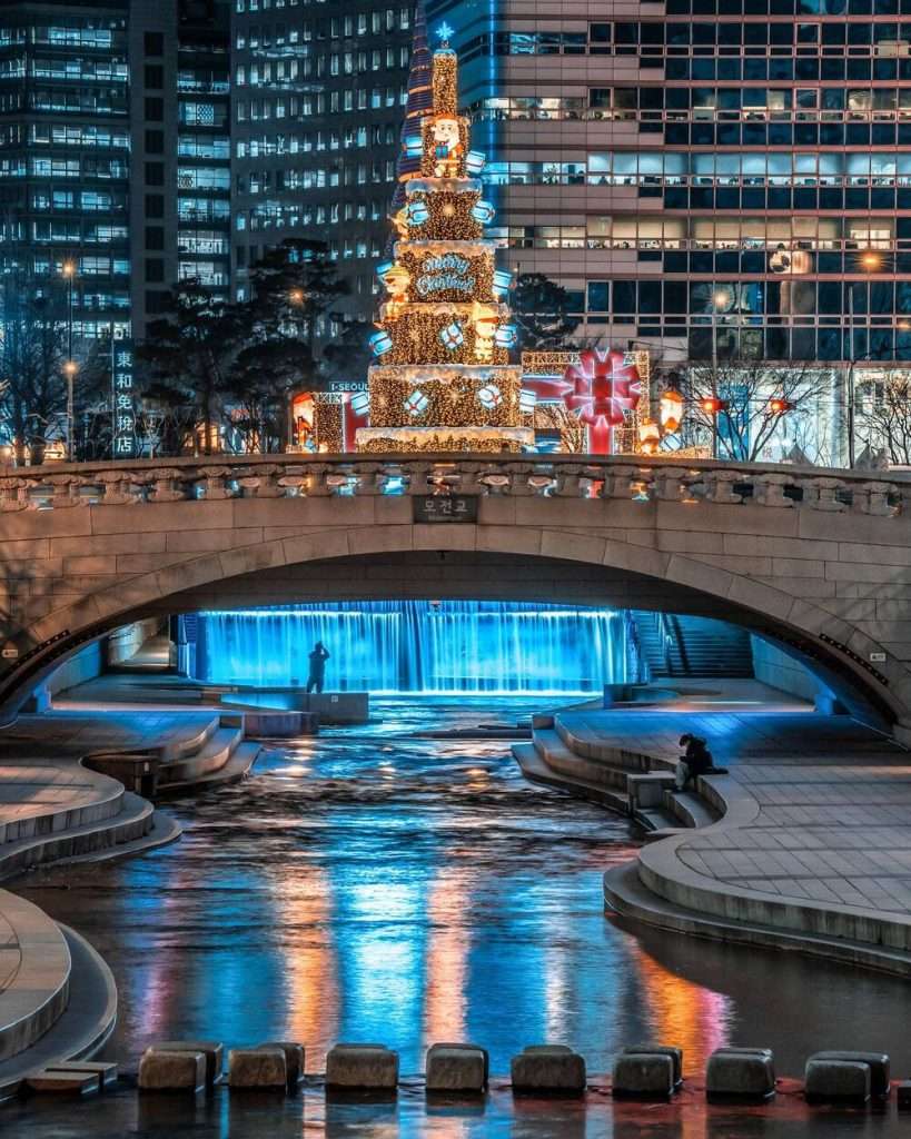 Suối Cheonggyecheon về đêm