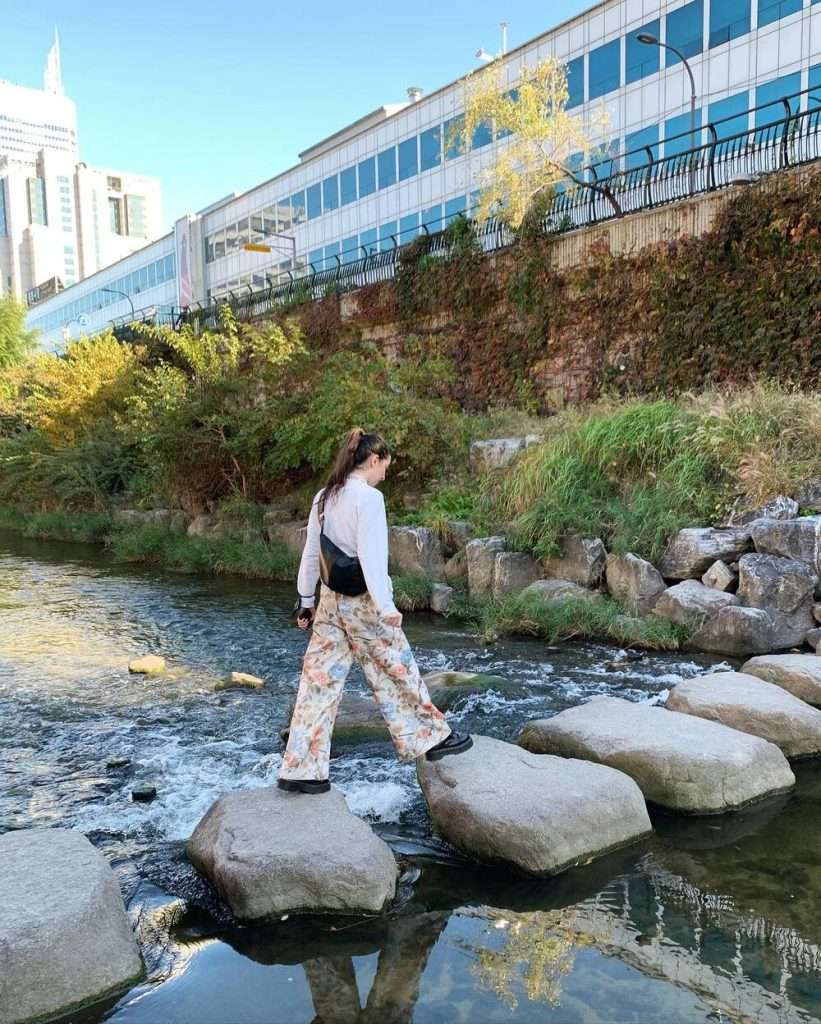 tham quan suối Cheonggyecheon