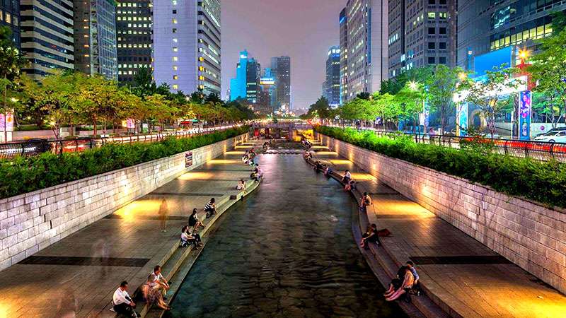 suối nhân tạo Cheonggyecheon buổi tối