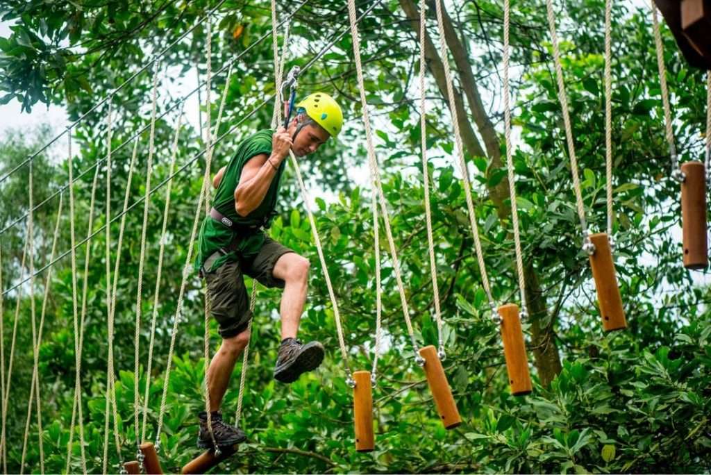 Trò chơi mạo hiểm tại suối nước nóng Thanh Tân