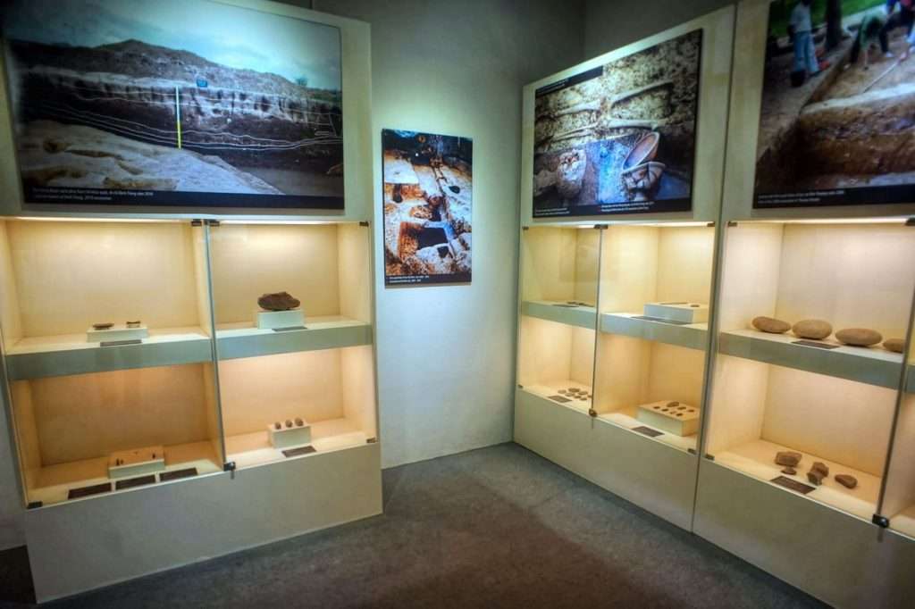 Khu vực trưng bày các hiện vật khảo cổ ở Cổ Loa