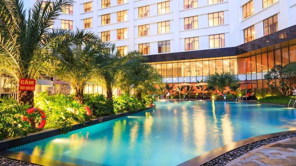 Khách sạn phục vụ bể bơi cho du khách ghé đến