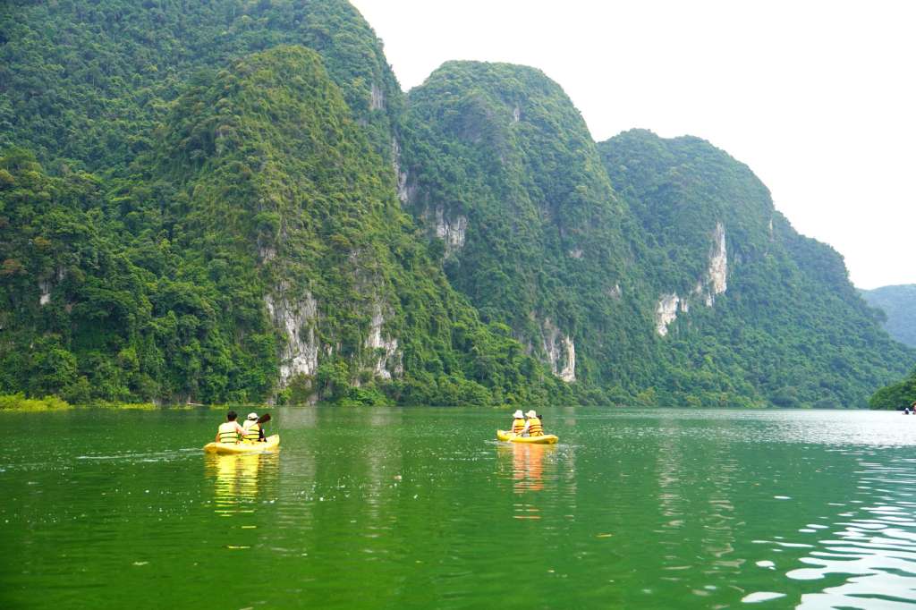 Tham gia chèo kayak trên lòng hồ thảo nguyên Đồng Lâm 