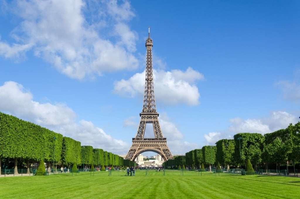 Tháp Eiffel - Biểu tượng nổi tiếng của thủ đô Paris hoa lệ 