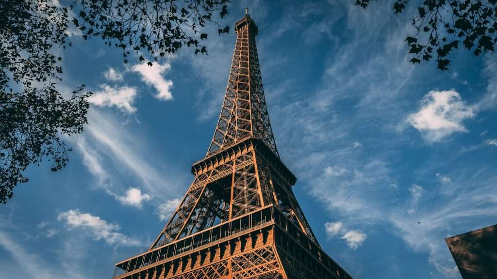 Tháp Eiffel thu hút hơn 7 triệu du khách thăm quan hàng năm 