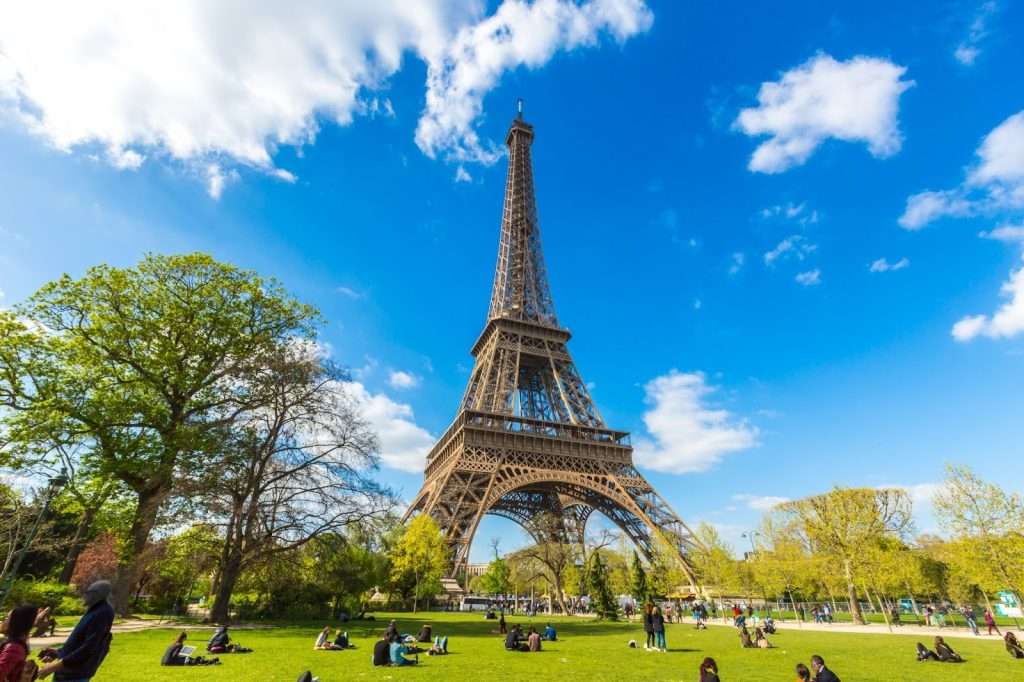 Thời gian thích hợp để thăm quan tháp Eiffel 