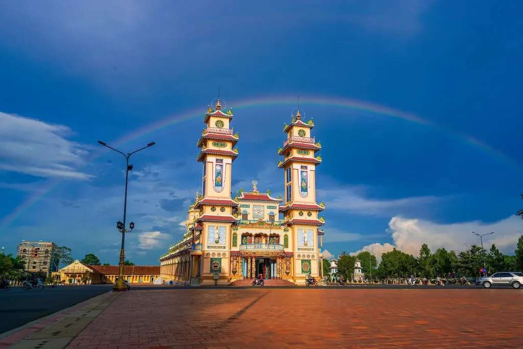 Tòa thánh Tây Ninh là công trình lịch sử lâu đời