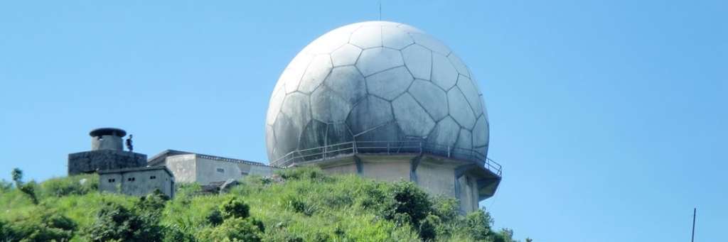 Hình ảnh chụp trạm rada Sơn Trà nổi bật hình quả cầu trắng