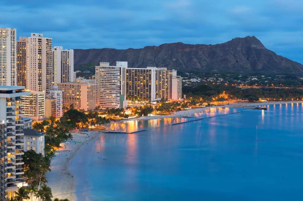 Cảnh đẹp của thành phố Honolulu, Diamond Head và Waikiki Beach vào ban đêm Hawaii, Hoa Kỳ 