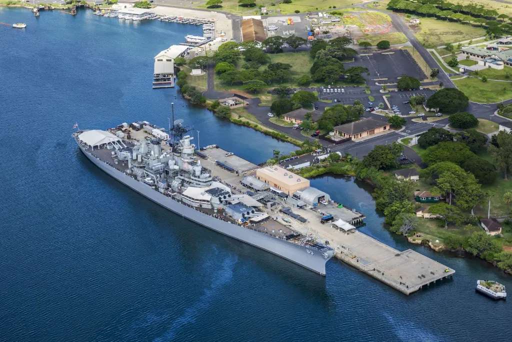 Nhìn từ trên không của Missouri Battleship ở Trân Châu Cảng, Honolulu, Hawaii, Hoa Kỳ