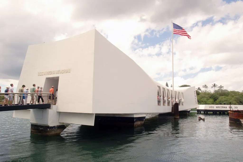 Du khách ghé thăm đài tưởng niệm USS Arizona 