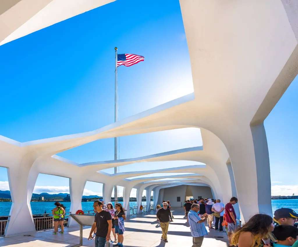 Du khách ghé thăm đài tưởng niệm USS Arizona 