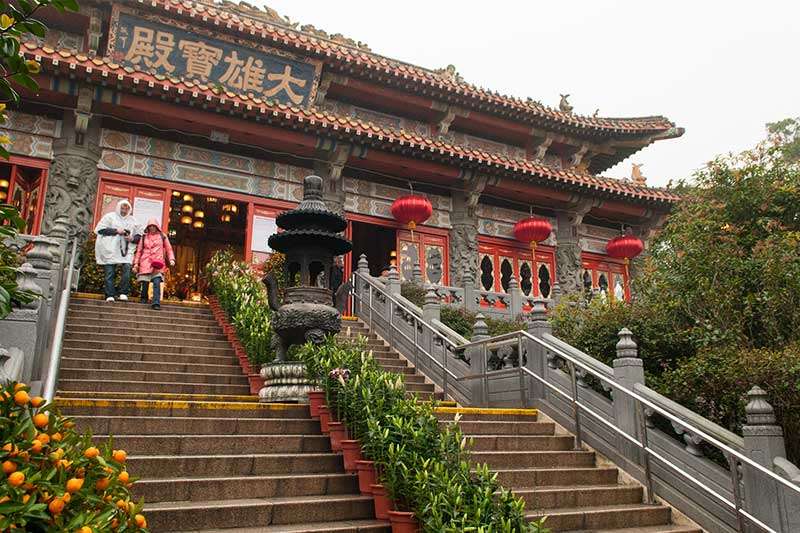 Tham quan khuôn viên bên trong chùa Po Lin