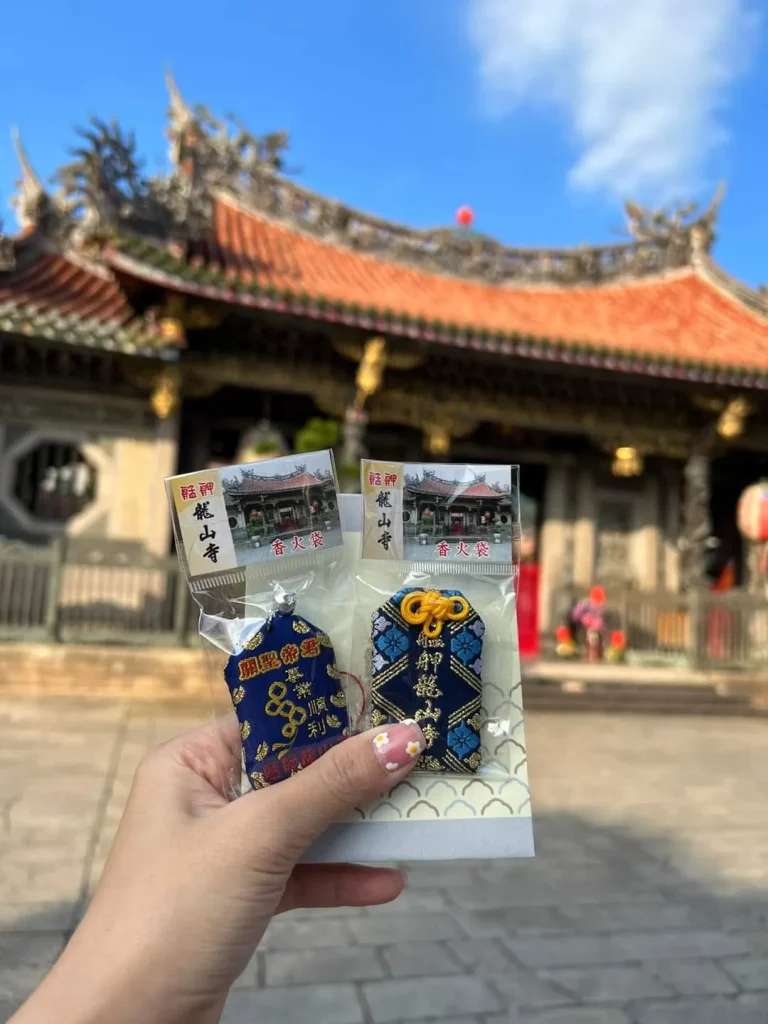 Những chiếc bùa xinh xắn tại chùa Long Sơn và Hà Hải