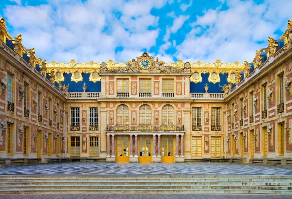 Cung điện Versailles - với thiết kế đối xứng độc đáo nhìn từ bên ngoài. 