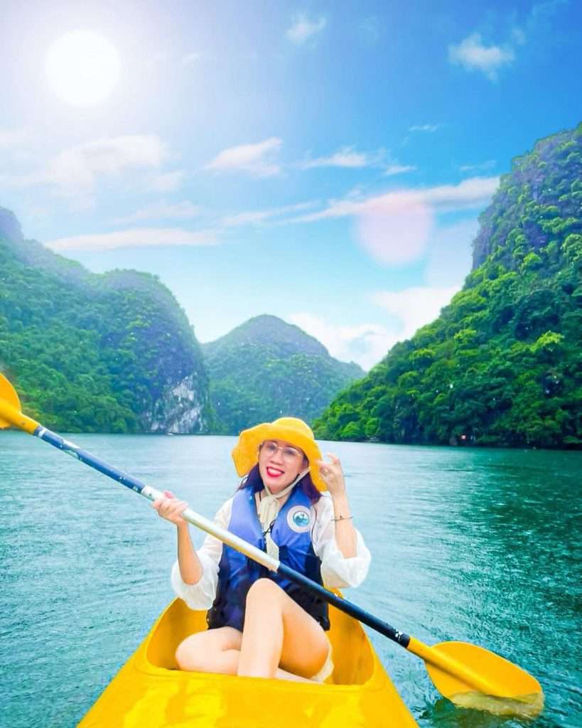 Chèo thuyền Kayak ở Lan Hạ