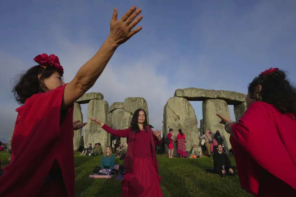 Người dân địa phương và khách du lịch tìm hiểu về bí ẩn về bãi đá Stonehenge @shutterstock 