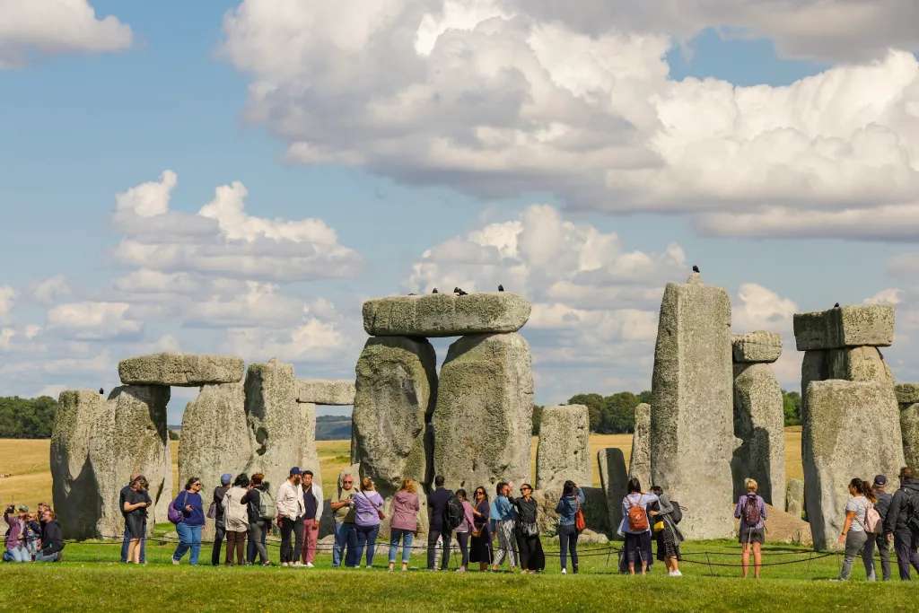 Khách du lịch tham quan bãi đá Stonehenge @shutterstock 