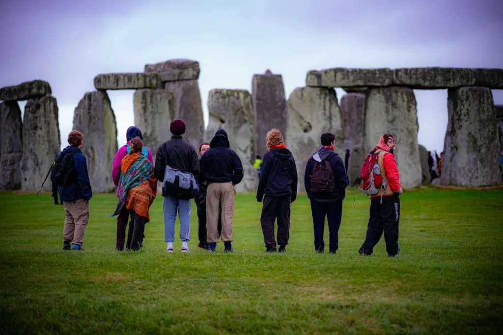 Cần chuẩn bị trang phục phù hợp khi tham quan bãi đá Stonehenge @shutterstock