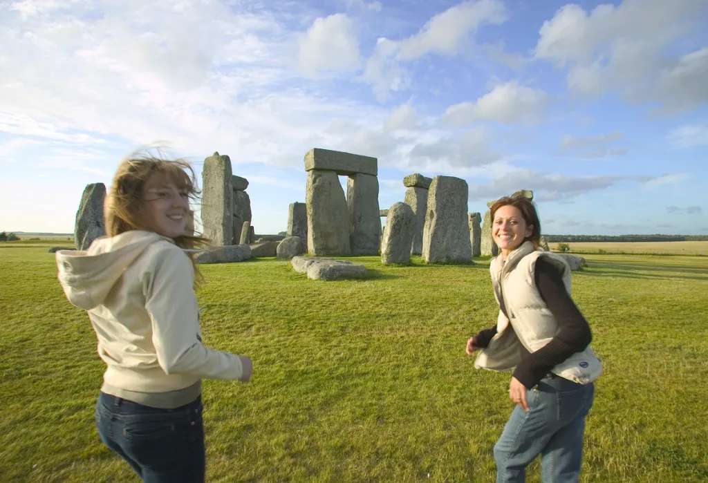 Vòng tròn đá Stonehenge thu hút đông đảo du khách đến checkin @shutterstock 