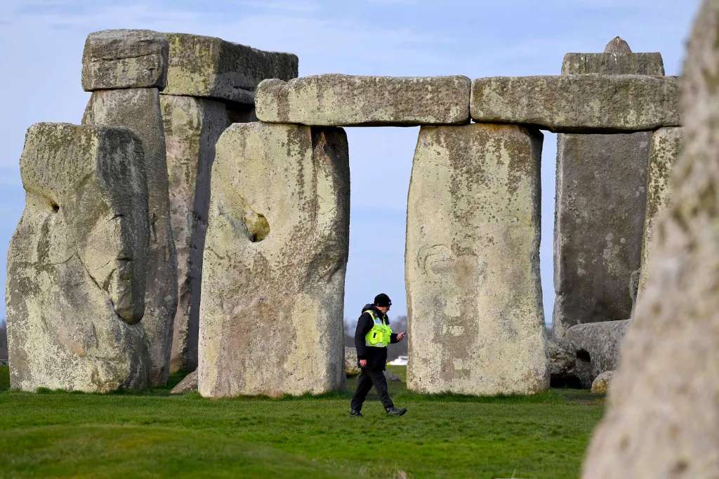 Bãi đá Stonehenge với những phiến đá khổng lồ @shutterstock 