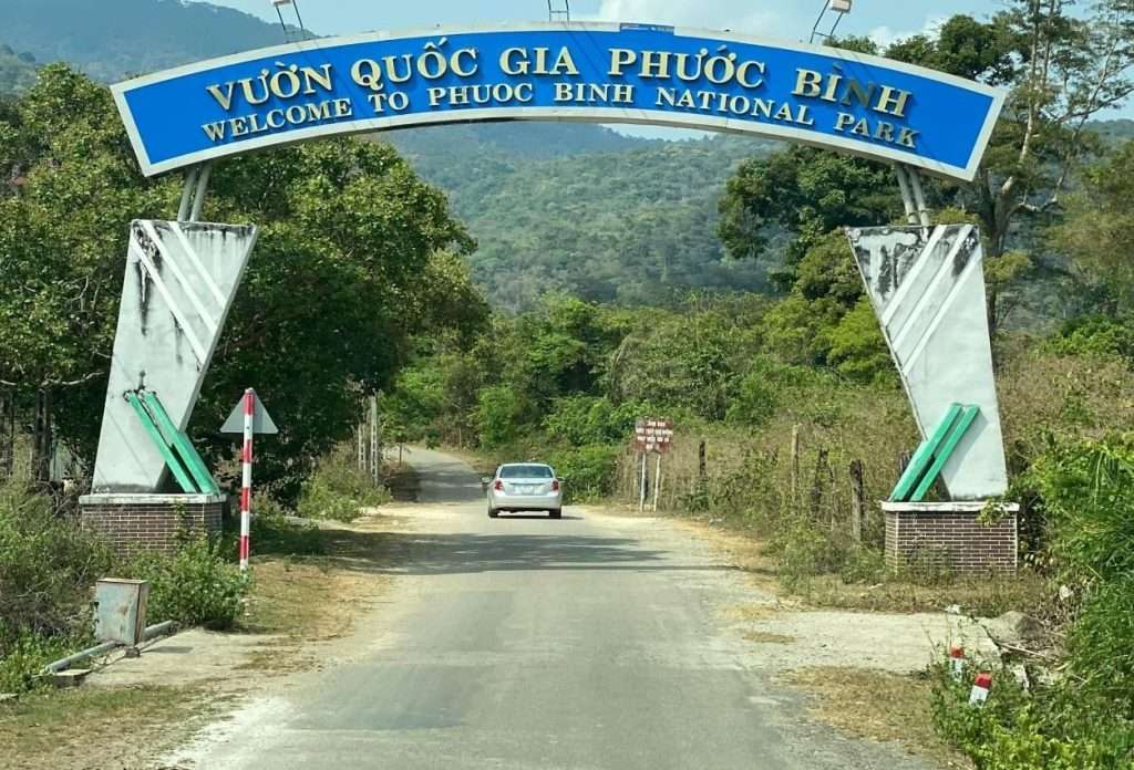 Cổng vào vườn quốc gia Phước Bình