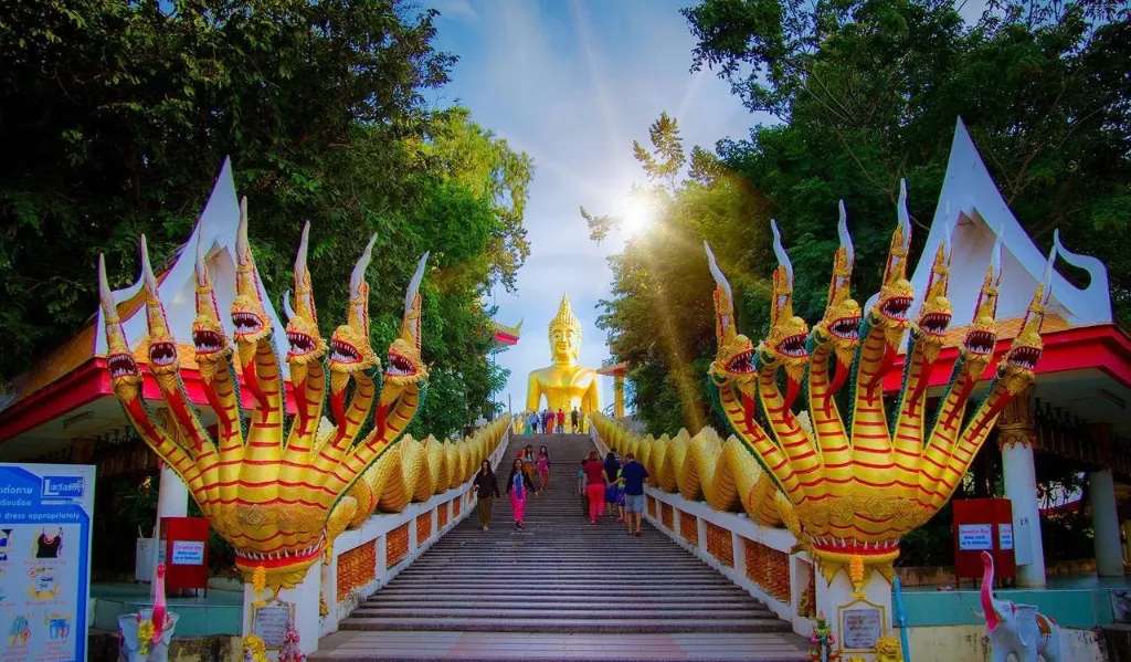 Hình ảnh đôi rồng uốn lượn hai bên chùa Wat Phra Yai