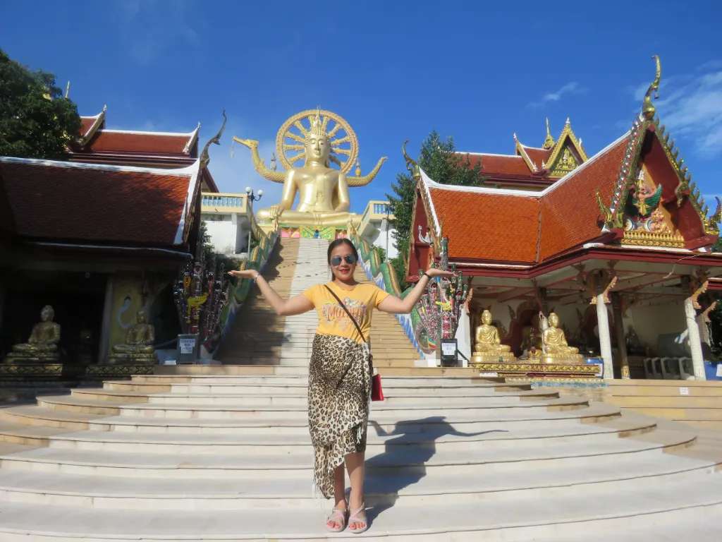 Du khách checkin cùng bức tượng lớn tại Wat Phra Yai