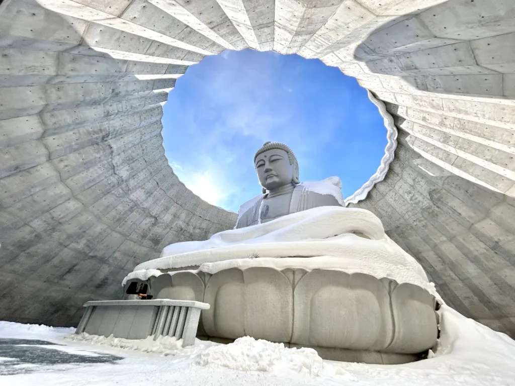 Bức tượng Đại Phật ngồi trên đài sen phủ trắng tuyết đầy mang đến năng lượng an yên thanh tịnh. Mọi người khi tiến vào trong hầm đều giữ yên lặng tuyệt đối và tận hưởng những phút giây tâm linh kỳ diệu 