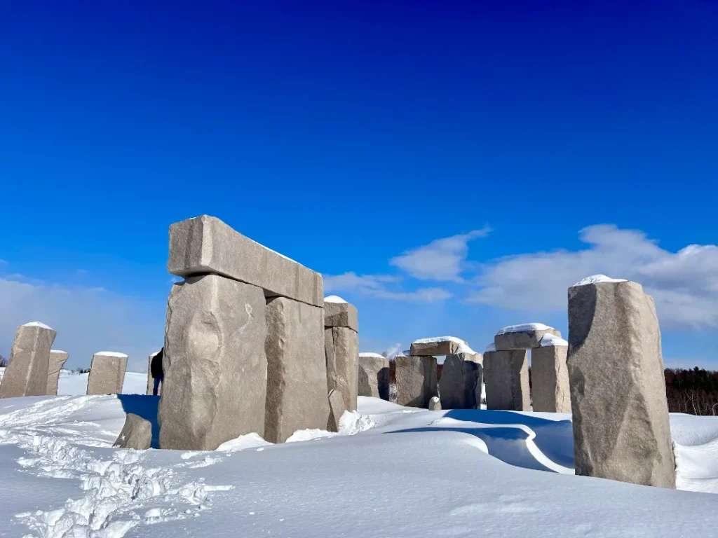 Khung cảnh những tượng đài cự thạch nằm trên một ngọn đồi trải dài bất tận khiến mình cứ ngỡ như đang ở Stonehenge thật sự ở Anh vậy