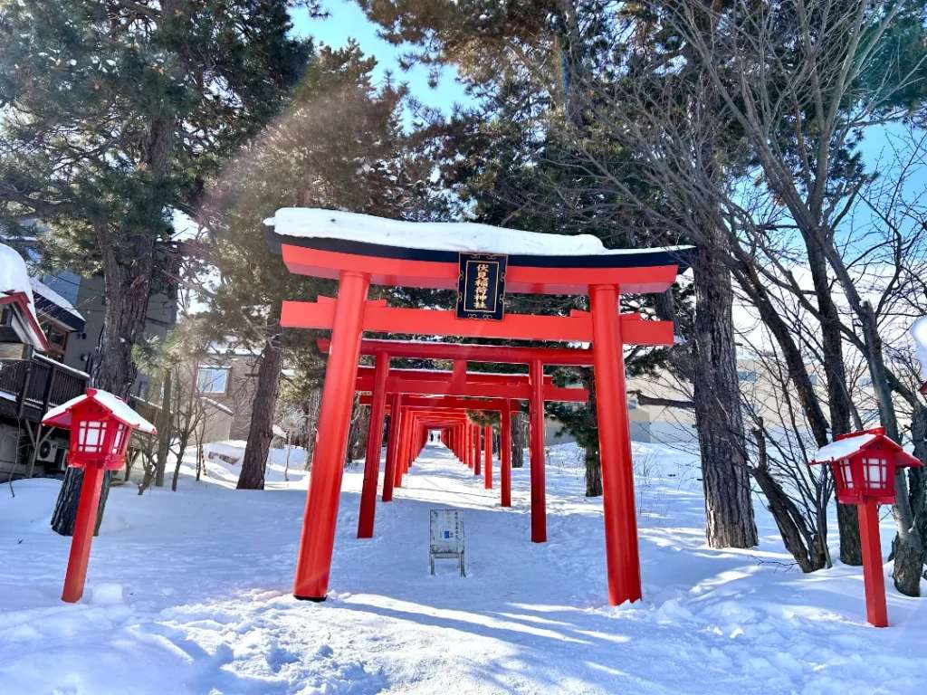 Khu vực cổng torii đỏ lên núi là khu vực duy nhất bạn có thể được chụp ảnh ở đền Fushimi Inari Sapporo.Hình ảnh tuyết phủ trắng xóa trên những cổng torii đỏ trông hệt như một khung cảnh trong những bộ anime 