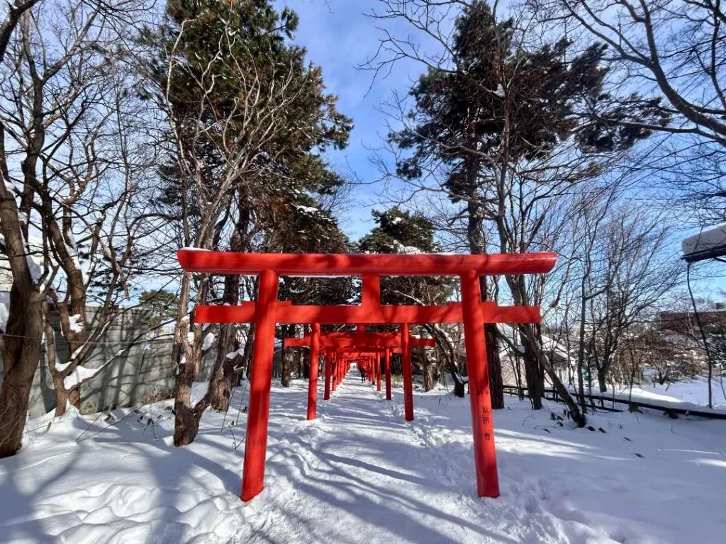 Một cảm xúc được gột rửa khó diễn tả khi bước qua những cánh cổng torii màu đỏ này - địa điểm du lịch Sapporo