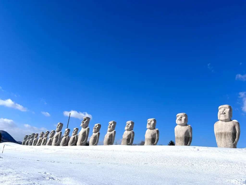 Những bức tượng Moai nằm trên đồi, khung cảnh này thật sự khó có thể nói được là bạn đang ở Nhật Bản mà lại giống như ở một quốc gia Châu Âu hơn