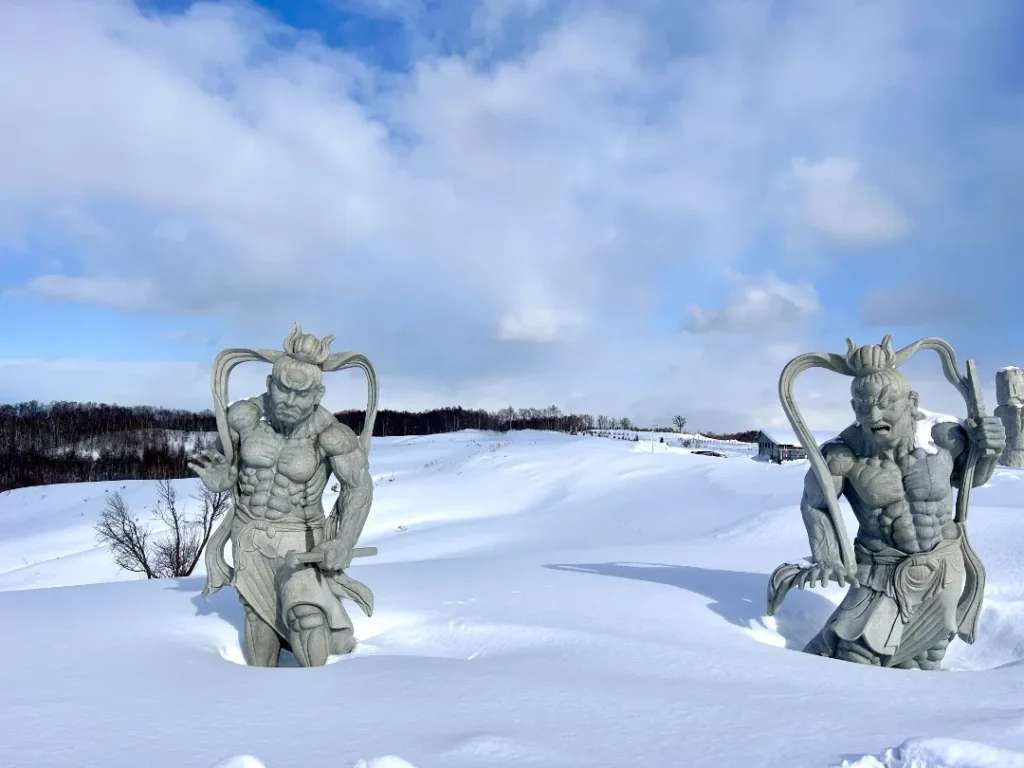 Hai bức tượng thần hộ vệ thường được nhìn thấy ở cổng đền chùa ở các nước phương Đông như Nhật Bản, Việt Nam và Trung Quốc cũng được khắc họa tỉ mỉ bị phủ lên một lớp tuyết trắng dày gần 1m