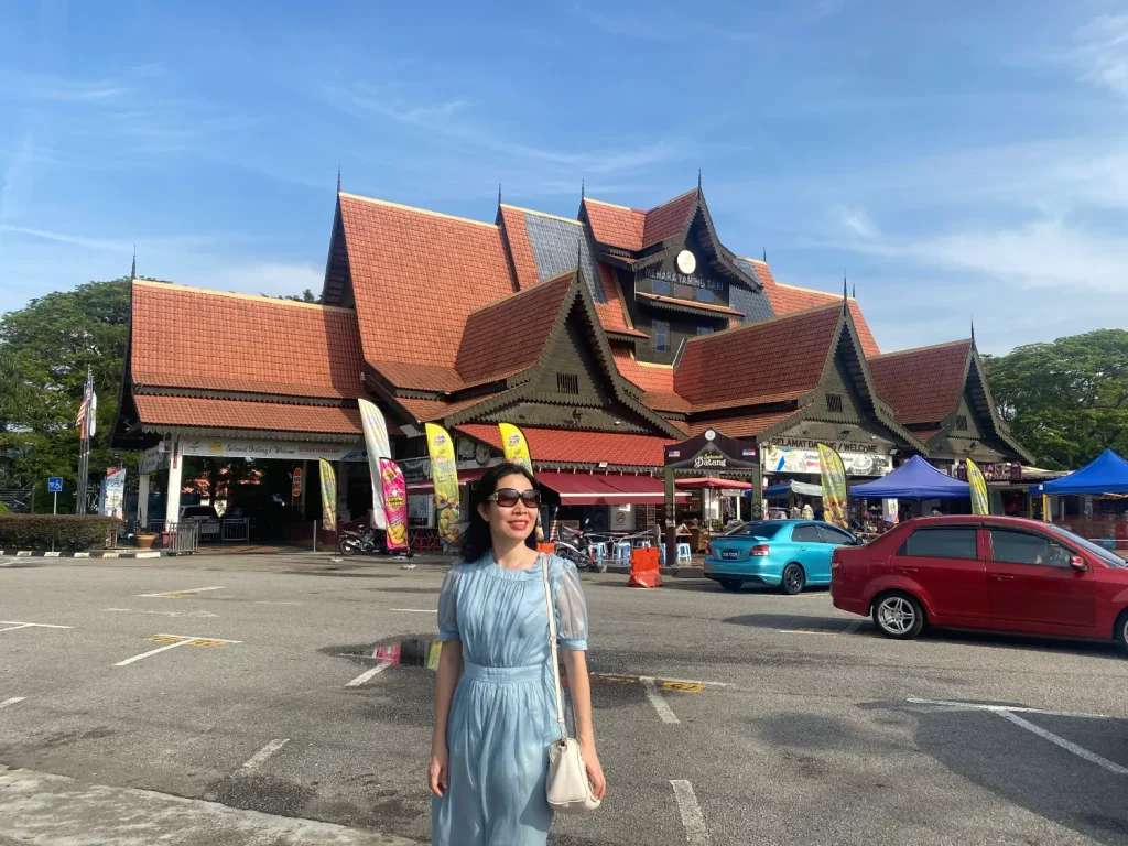 Khu cửa hàng bán quầy lưu niệm và đồ thủ công địa phương cạnh tháp Menara Taming Sari - thành cổ Malacca