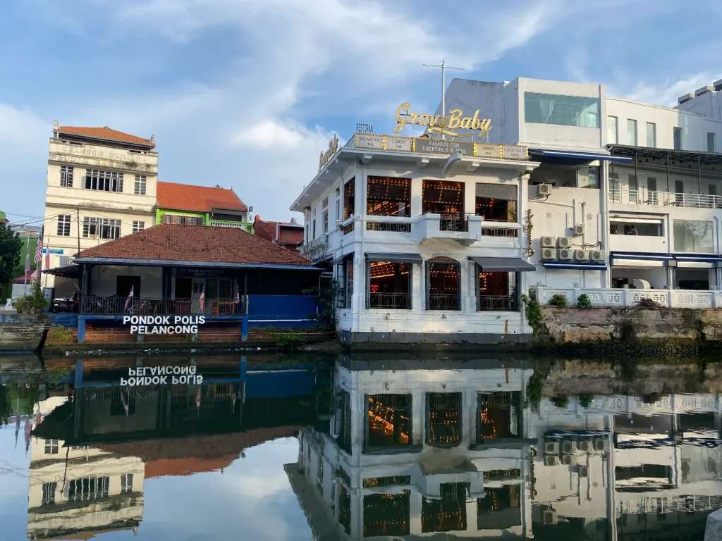 Dãy nhà phố cổ bên dòng sông Malacca